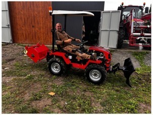Traktor–kosiarka wielofunkcyjna z osprzętem