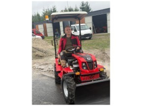 Traktor–kosiarka wielofunkcyjna – widok od przodu
